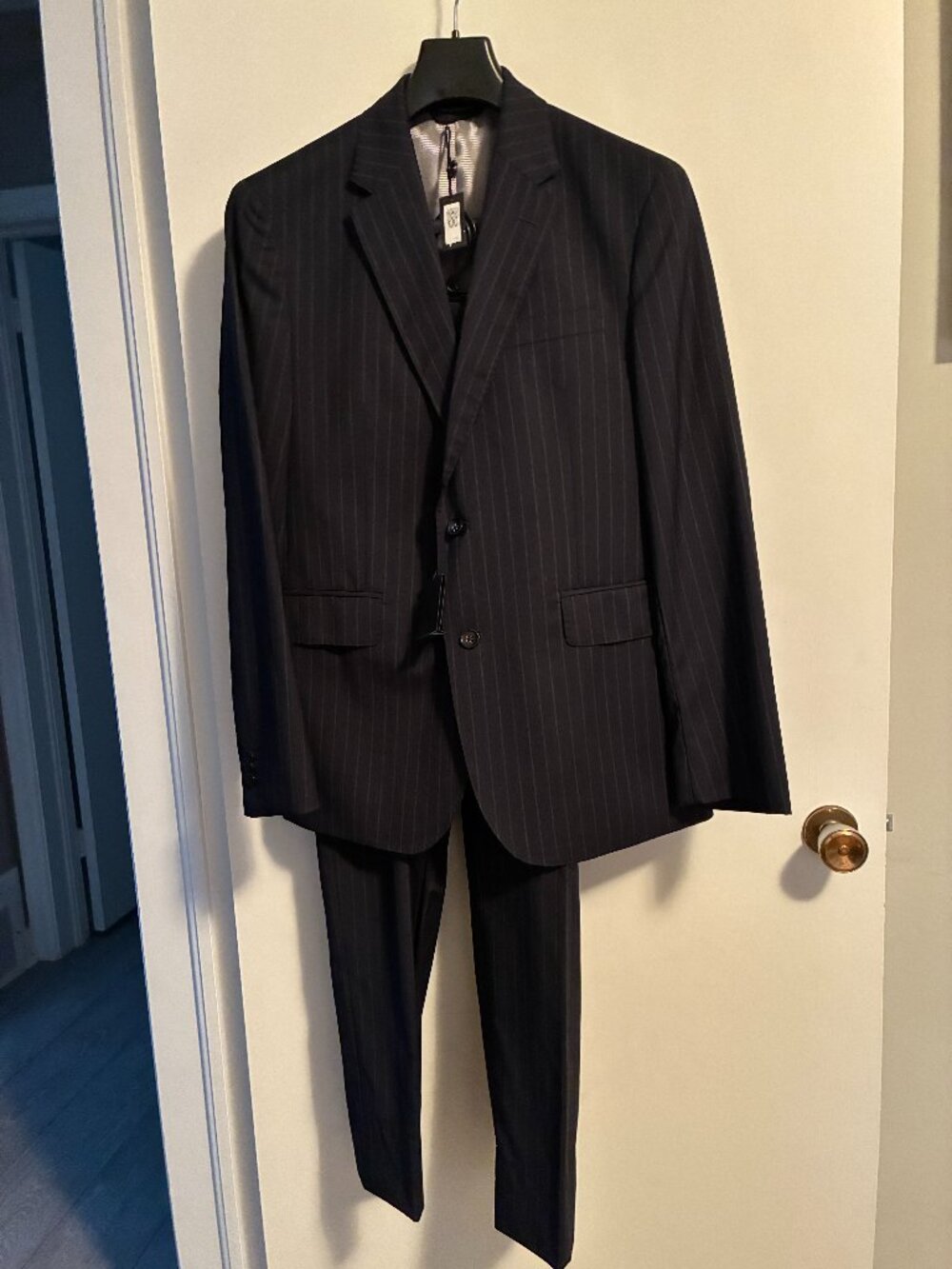 NEW. 2 pc suit. Sz 40 short. 95% Wool 5% Cashmere. Black w/stripe. BANANA REPUB